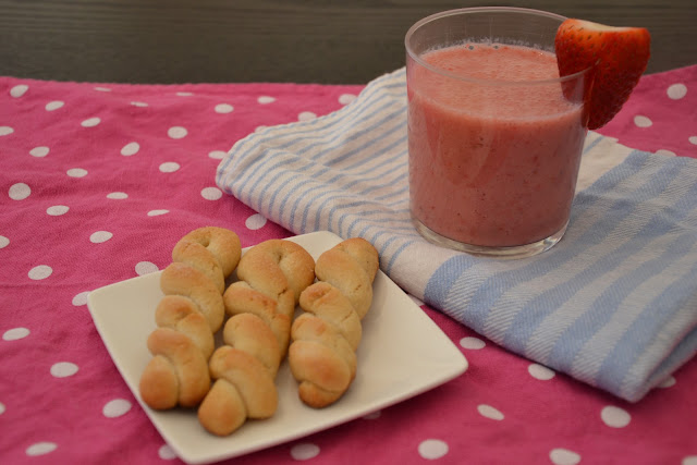  GALLETAS ENROLLADAS DE CANELA CON BATIDO DE FRESA 