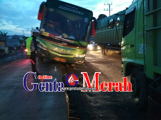 Sopir Ngantuk, Bus ALS Terperosok dari Badan Jalan di Lamteng