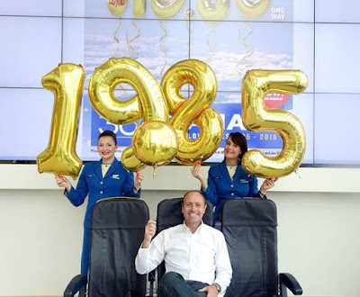 Kenny Jacobs, Chief Marketing Officer, e le assistenti di volo Mikeala Feeney e Angela Garcia lanciano l’offerta 19,85 presso la sede Ryanair di Dublino Offerta 30 anni Ryanari