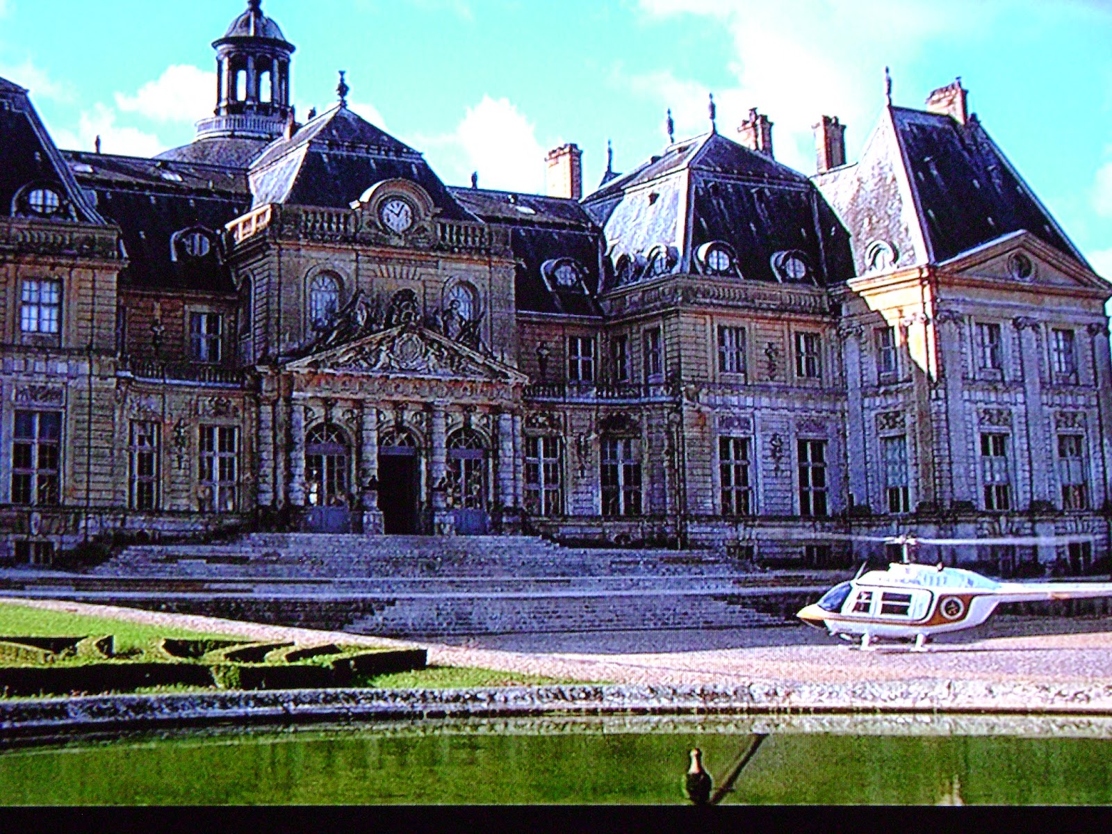 007 TRAVELERS 007 Filming location Drax´s château in California