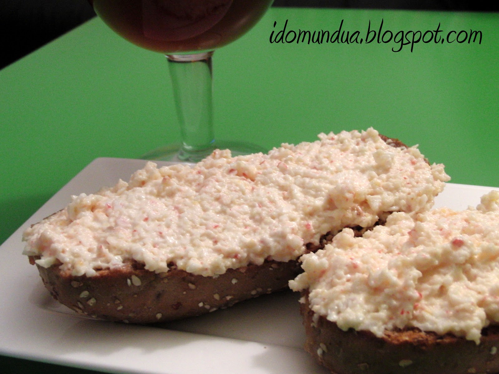 idomundua: TOSTADA CON PATÉ DE HUEVO Y TXAKA