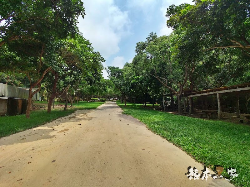 苗栗婚紗IG打卡景點|教堂廣場-飛牛牧場|寬敞露營營地設有盥洗區烤肉區好便利