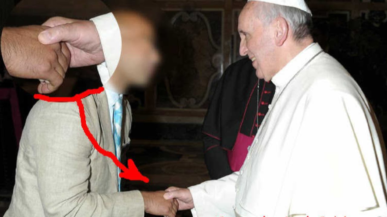Руки масонов. Папа Франциск 666. Папа Римский масонское рукопожатие. Папа Римский Бафомет. Ватикан папа Римский рептилоид.