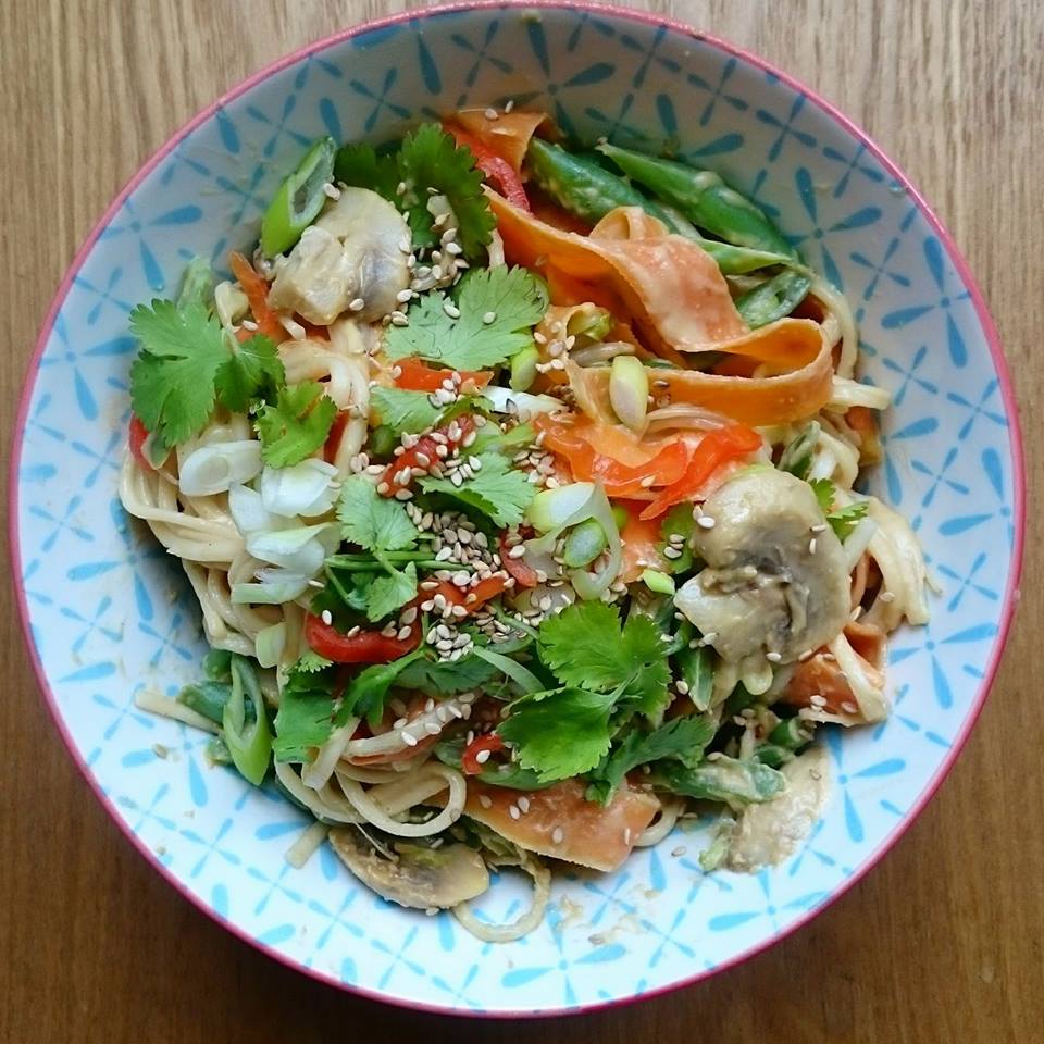 Gourmandises et Merveilles Nouilles aux légumes et sauce satay aux
