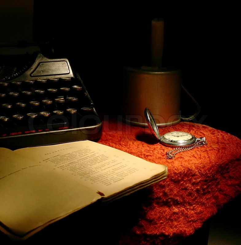 печатная машинка с шариком. в нашей пишущей стране. печатная машинка на столе. писатель за столом. компьютерный карандаш.