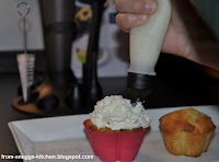 Ananas-Maracuja Muffins mit Sahne-weiße Schokolade Topping