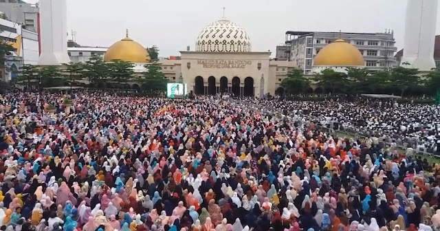 Ustadz Abdul Somad di Alun-Alun Bandung Ustadz Abdul Somad di Alun-Alun Bandung