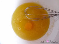 Añadiendo otro huevo a la mantequilla y azúcar