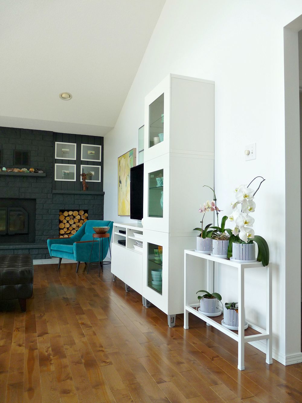 Update Broken Glass Shelves with DIY Walnut Plywood Shelves Dans le