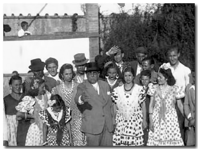 Grupo de romeros de Valme delante de la Real Venta de Antequera, años 40