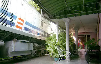 foto jalur kereta api depan rumah foto jalur kereta api depan rumah