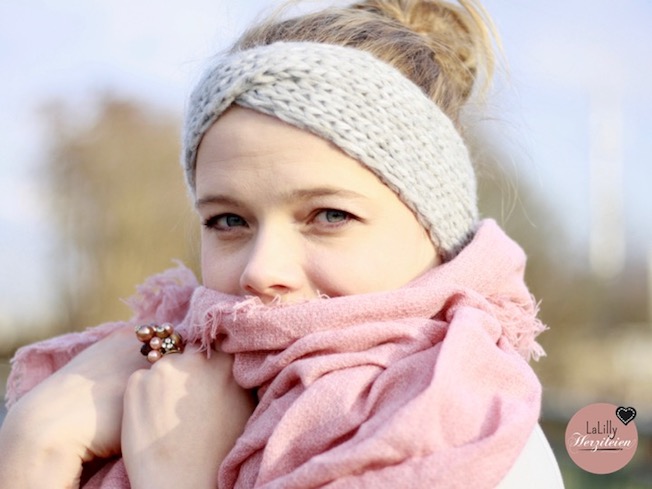 Stirnband Noa Noa ist ein schmales, in der Mitte verschränktes Stirnband. Die Kreuzung der beiden Stränge gibt ihm einen modernen Look, gleichzeitig ist es aber ein einfach zu strickendes Anfängerprojekt, das dank dickeren Garns schnell gestrickt ist.