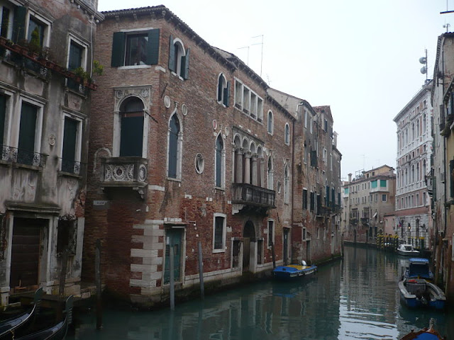 canale nel centro storico di venezia