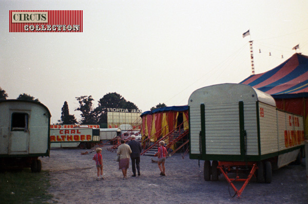 ambiance autour de la tente du cirque Althoff