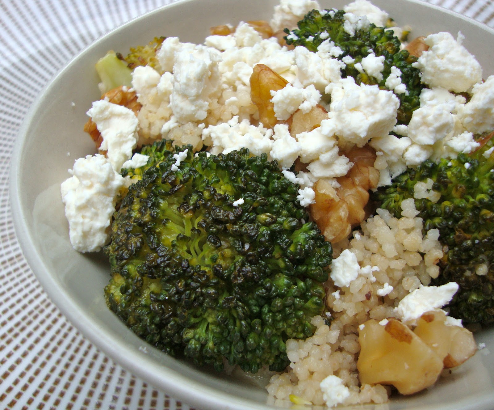 Cooketteria: Couscous mit geröstetem Broccoli und Walnüssen
