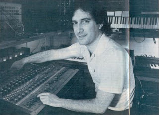 Larry Fast en mayo de 1986 trabajando en su estudio privado en el álbum Metropolitan Suite de Synergy
