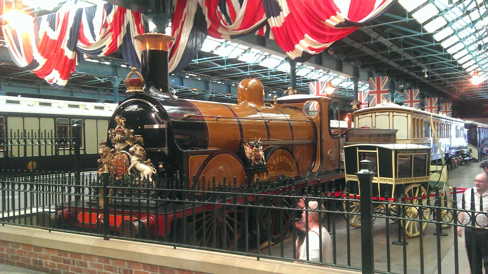 Viajes con Historia: York, la reina del norte - Vagón de la reina Victoria y una de las locomotoras del modelo que solía arrastrarlo, en el National Railway Museum