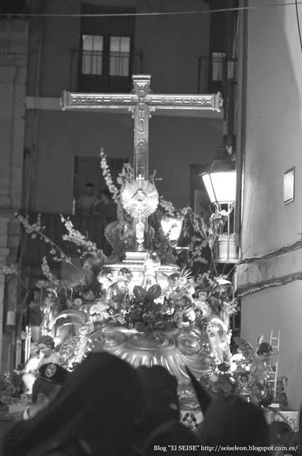 Paso de la Santa Cruz con la reliquia del Lignum Crucis. Cofradía de la Vera Cruz. Miércoles Santo León 2015. Foto G. Márquez