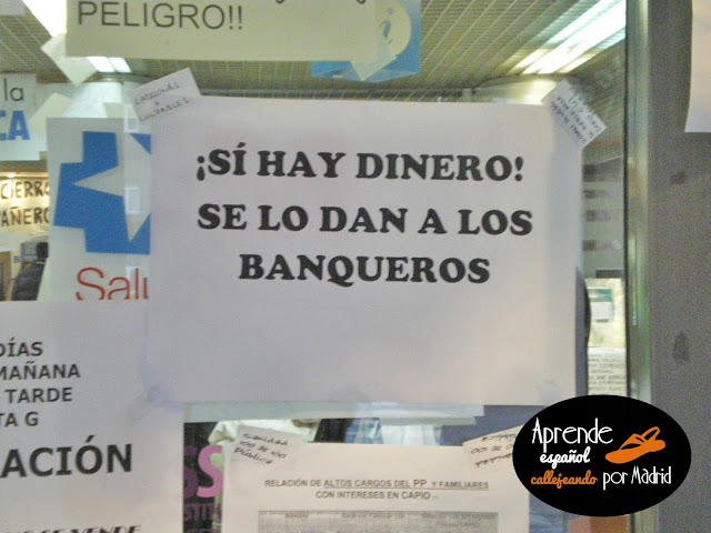 Aprende español callejeando por Madrid: El chocolate del loro se lo dan a los banqueros