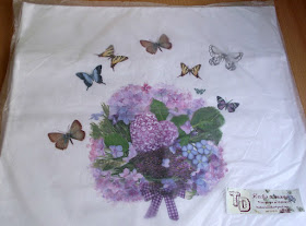 Cojin decorado con decoupage de mariposas