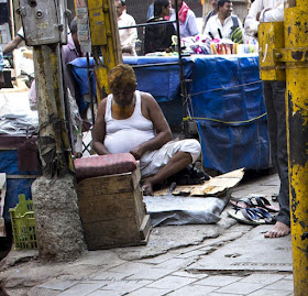 cobbler, mochi, girgaum, street, street photo, street photography, mumbai, india, profession, 