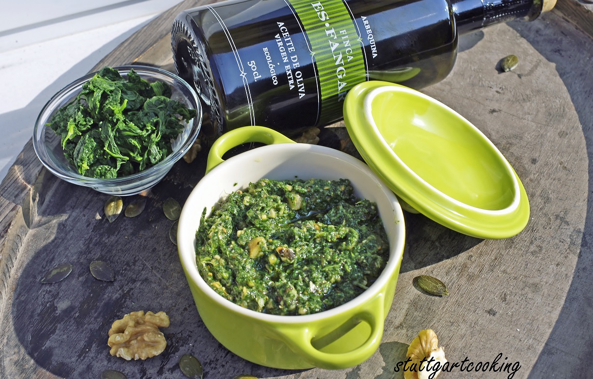 stuttgartcooking: Spaghetti mit Spinat-Pesto und gerösteten Paprika-Bröseln