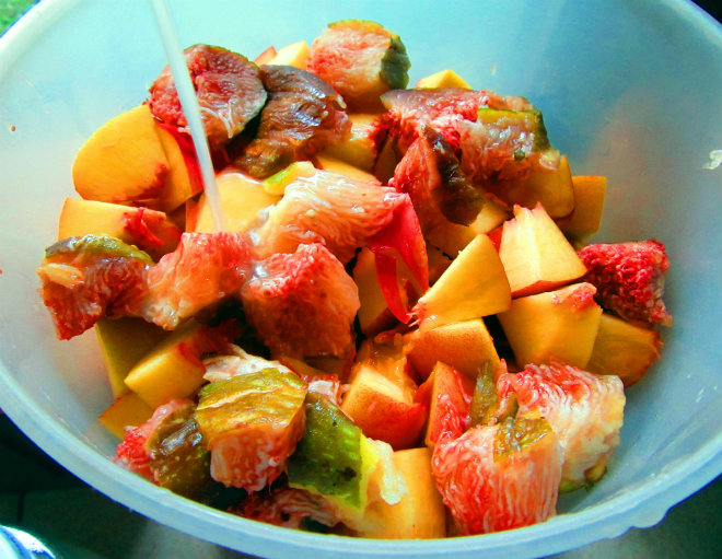 Kolač s nektarinama, smokvama i ricottom 1 korak pripreme Nectarine, fig and ricotta cake by Laka kuharica: pit nectarines, cut into small pieces along with the figs.