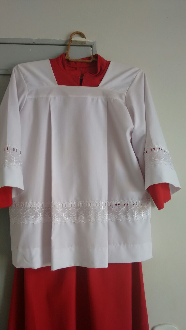 roupa de coroinha vermelha