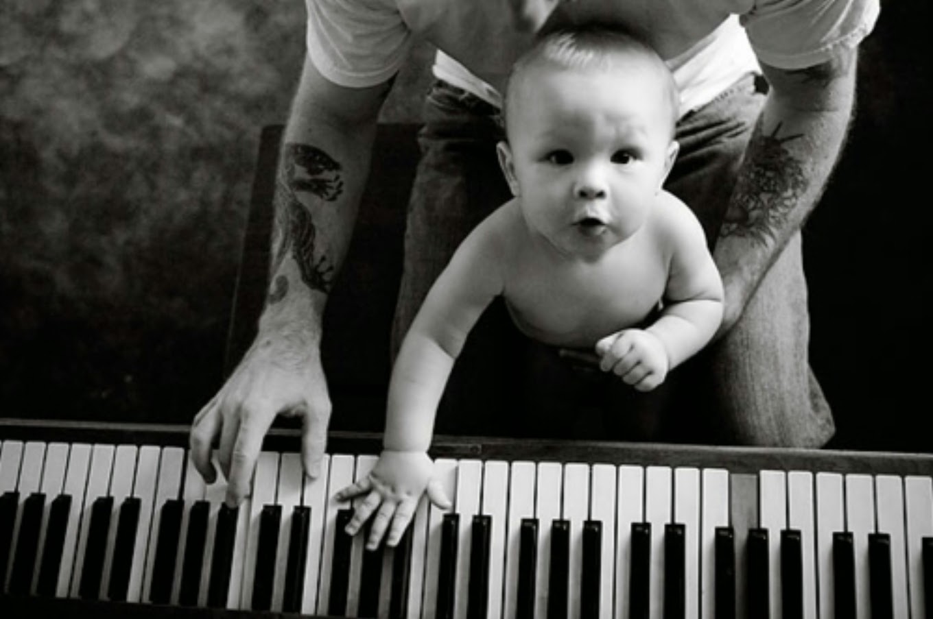 Музыка папа даст. Музыканты музыканты для детей. Родители музыкантов. Родитель и ребёнок музыканты. Папа играет на пианино.