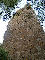 Vista de la façana de llevant de la torre de la primera línia de defensa