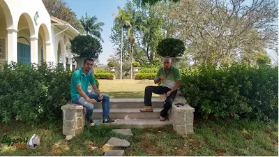 Dia 15 de setembro de 2016, Bizzarri com o Caio do seu grupo de obras, visitando a sede da Fazenda em Atibaia-SP, onde estamos construindo a escada de pedra, a rua de pedrisco, a pista de cooper, as muretas de pedras e a execução do paisagismo.