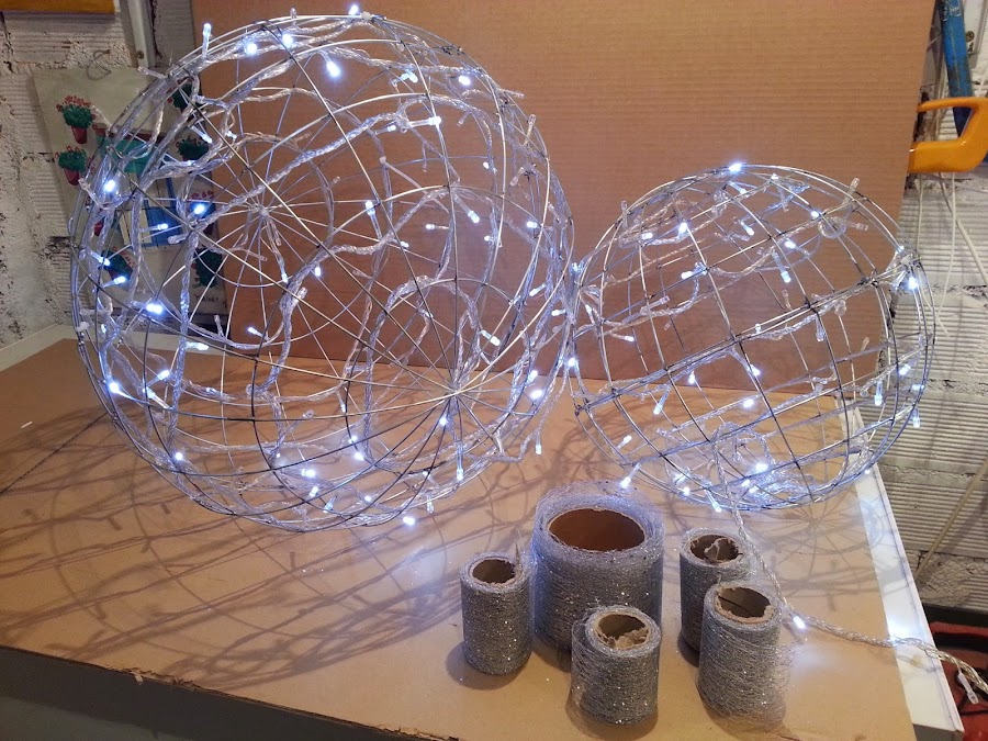 Bolas luminosas grandes para el escaparate de navidad y la purpurina