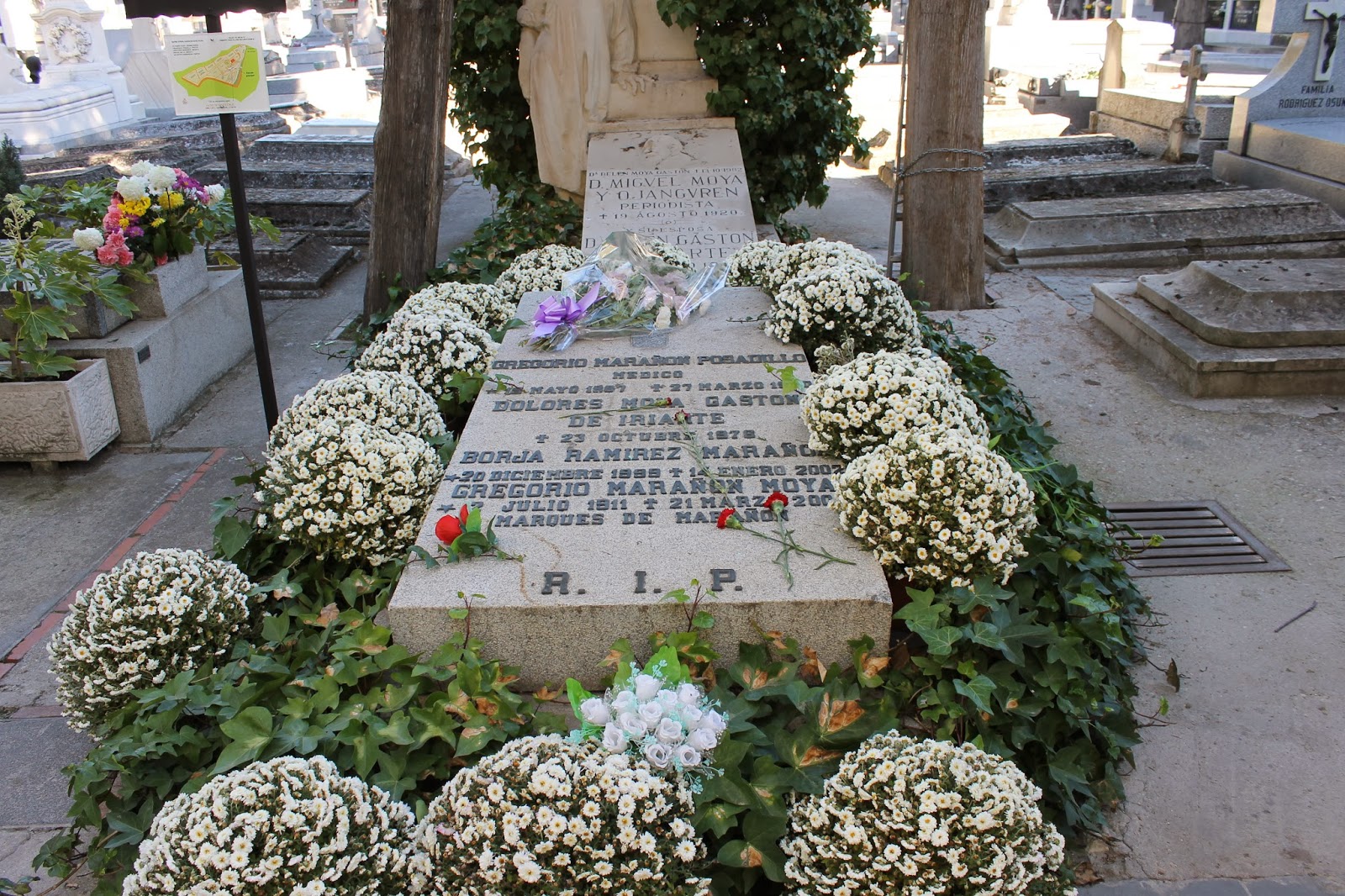 Paseo por el cementerio de San Justo en Madrid para visitar la tumba d