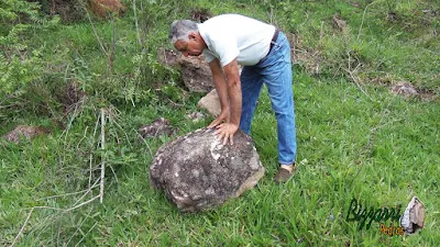 Bizzarri na pedreira escolhendo pedras para fazer as construções com pedras, paisagismo com pedras, lagos ornamentais, jardins com pedras, paredes com pedras, escadas com pedras e caminhos com pedra.