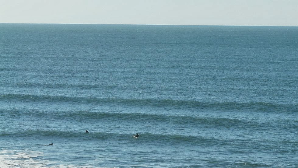 surfistas remando en sopelana