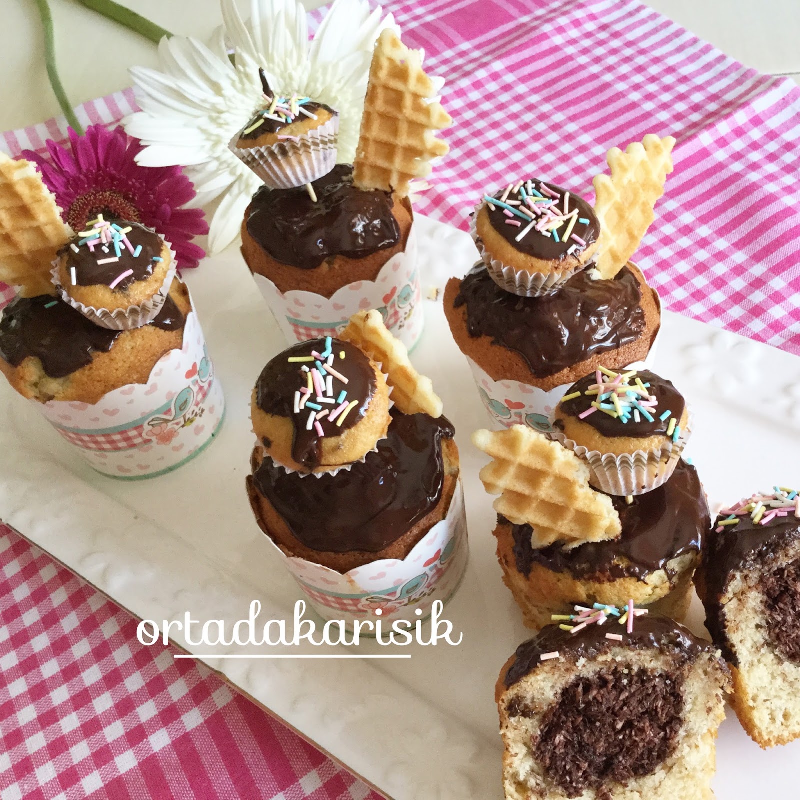 ORTADA KARIŞIK DOLGULU MUZLU CUP KEK NASIL YAPILIR