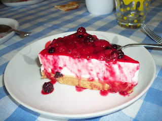 torta fredda allo yogurt con frutti di bosco