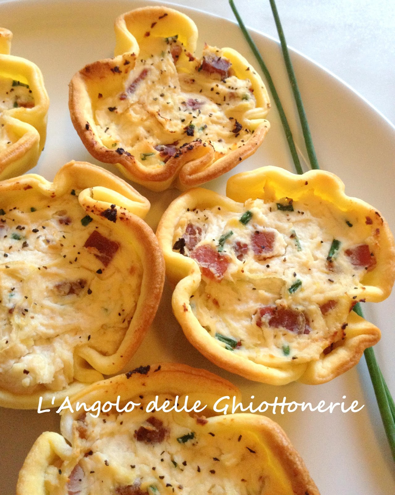 Cestini di pasta brisée con ricotta di bufala, porro e pancetta affumicata