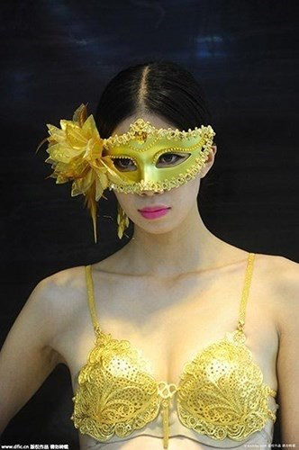 Choàng dàn người mẫu diện bikini bằng vàng đi trên 666 thỏi vàng ròng - Ảnh 10 Choang dan nguoi mau dien bikini bang vang di tren 666 thoi vang rong - Anh 10