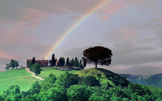 Boerderij op een heuvel met regenboog