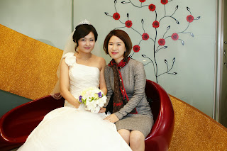 Korean bride before the wedding ceremony having photos - work friend