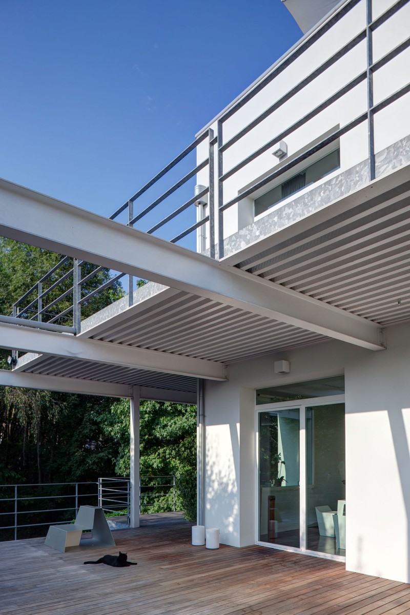 Casa Con Paredes Blancas Contrasta Armoniosamente Con El Verde De La