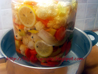 Τα φαγητά της γιαγιάς - Κουνουπίδι τουρσί με καρότα σέλινο και πιπεριές