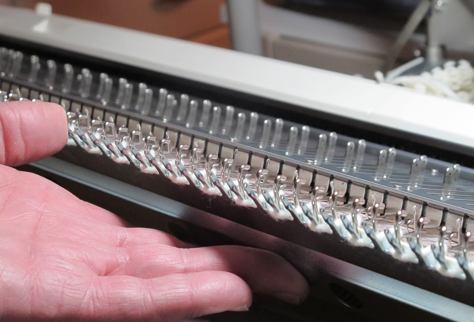 TOM MACHINE KNITTING GUY Easy Main Bed Cast On Using Your Ribber Comb