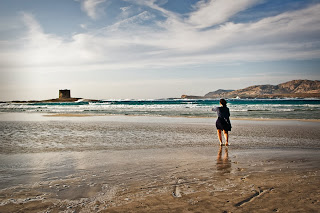 Stintino: donna in riva al mare