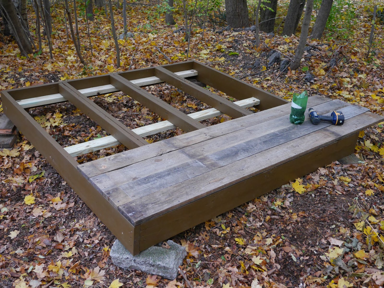 Image showcasing Relaxshacks.com: Another recycled materials small cabin (one of two at ...