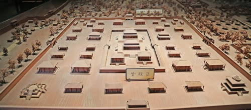 Modelo em miniatura de palácio imperial da dinastia Zhou Oriental