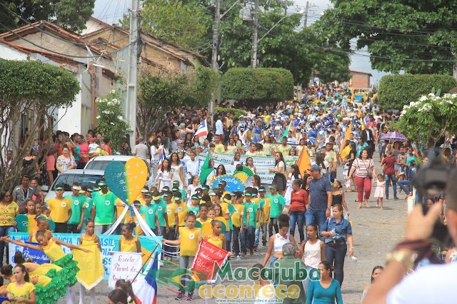 Confira as fotos e vídeo do Desfile Cívico em comemoração do 7 de Setembro em Macajuba.