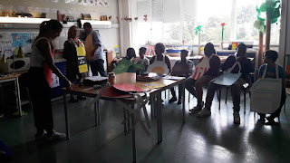 Professores e alunos convivem e participam numa atividade