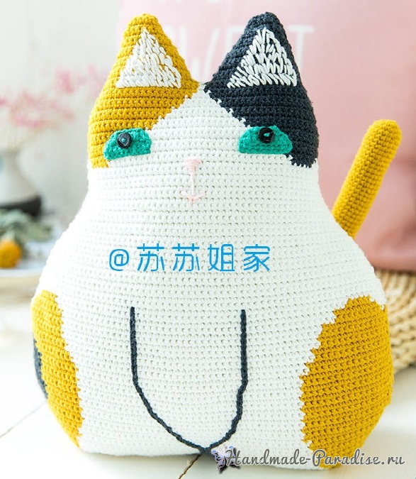 Кошка или котик с использованием пряжи белого, желтого и черного цвета